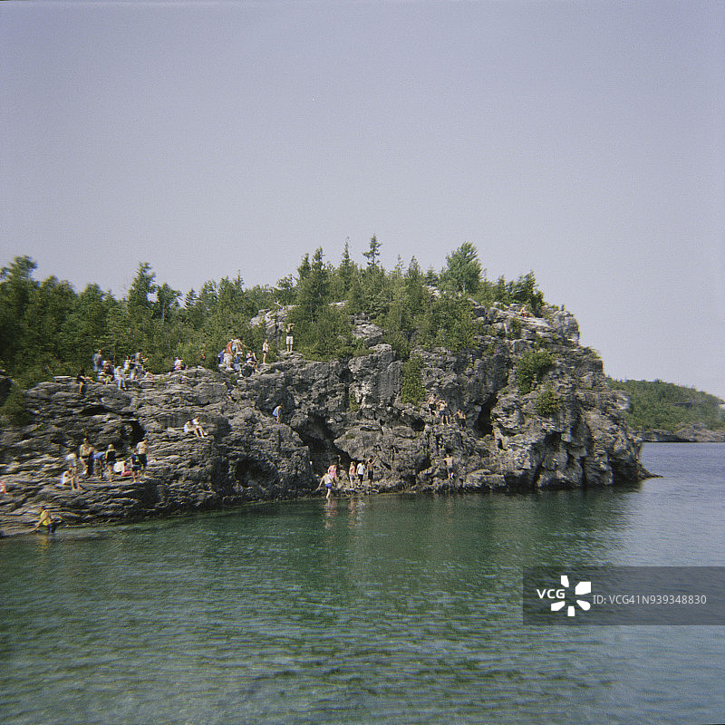 悬崖上的人们图片素材