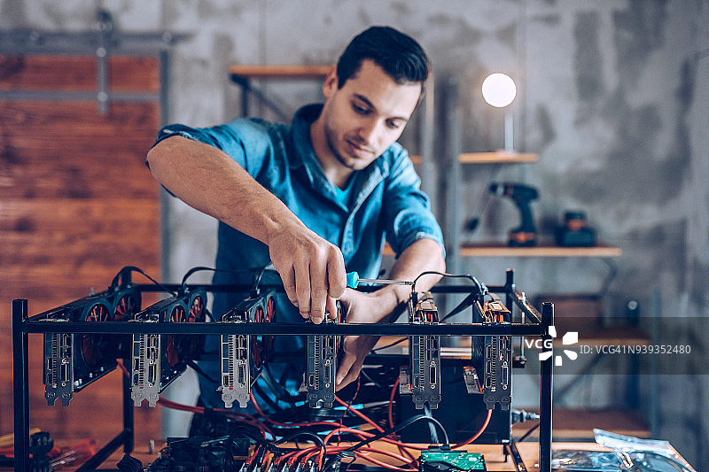 工程师制造加密货币机器图片素材