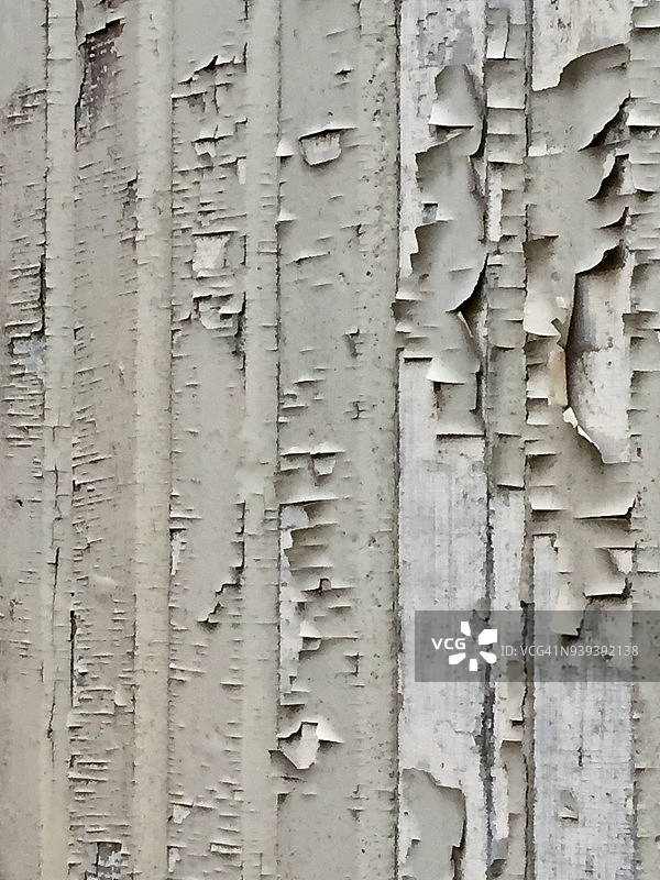 住宅楼外部木质表面上剥落的油漆图片素材