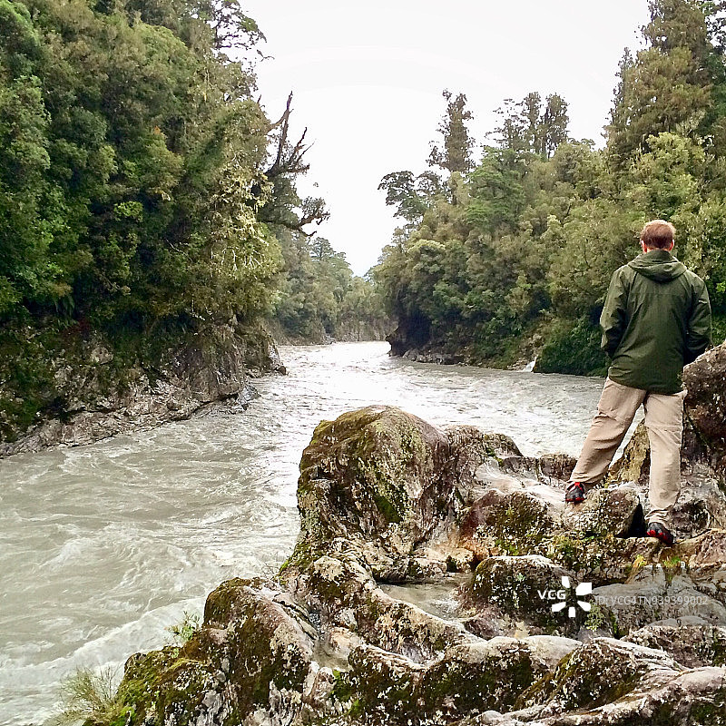 新西兰南岛河边的孤独游客图片素材