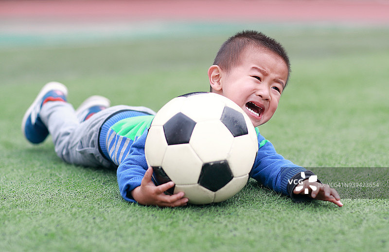 拿着足球的男孩图片素材