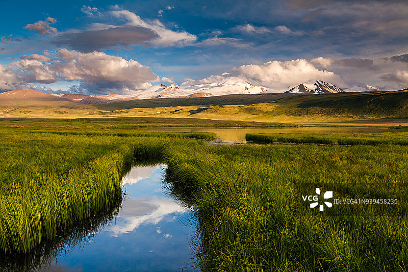俄罗斯西伯利亚阿尔泰山脉乌科克高原的塔温博格多山图片素材