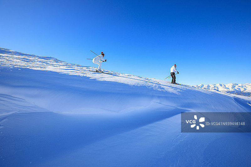 业余滑雪运动：阿尔卑斯山的滑雪情侣图片素材
