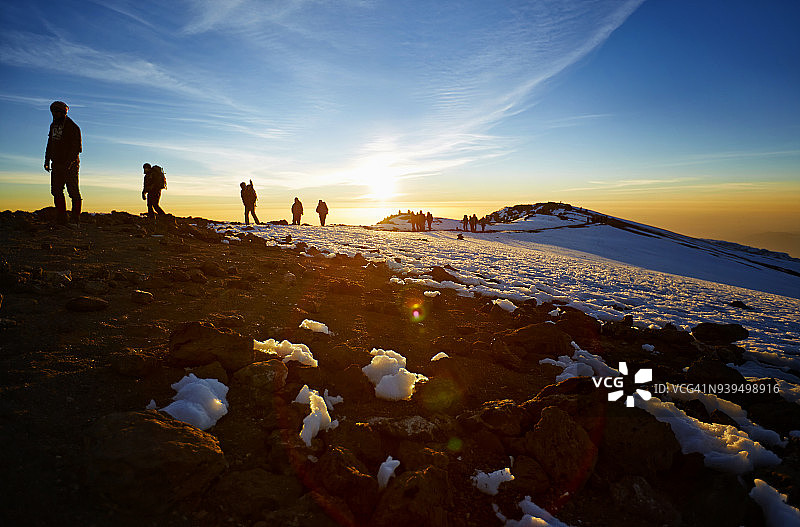 乞力马扎罗山登顶路线，许多人攀登到顶峰的最后一段图片素材