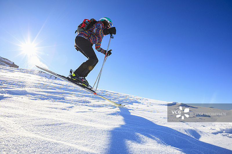 滑雪胜地阳光明媚，女子滑雪爱好者在意大利多洛米蒂山脉滑雪图片素材