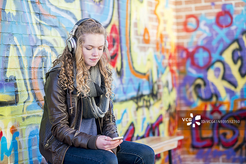 女孩听音乐图片素材