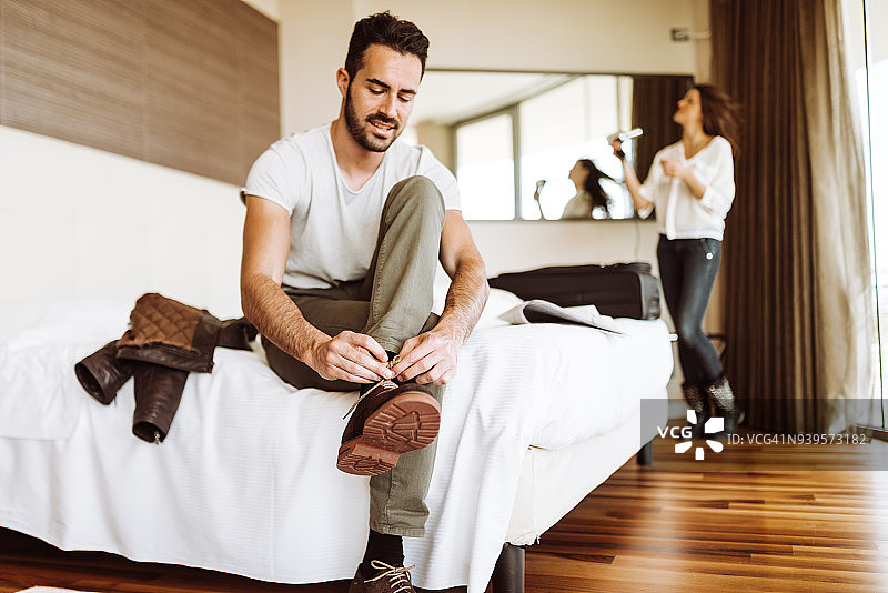 男人在酒店房间里打扮图片素材