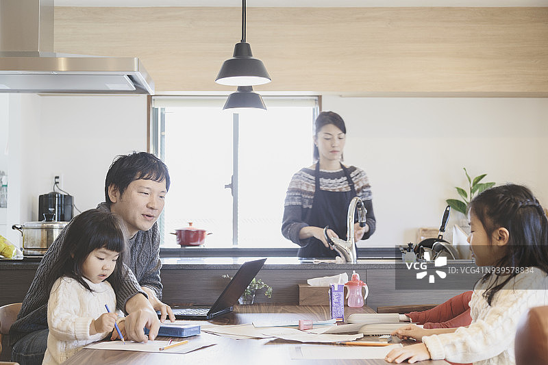 居家客厅里的家庭图片素材