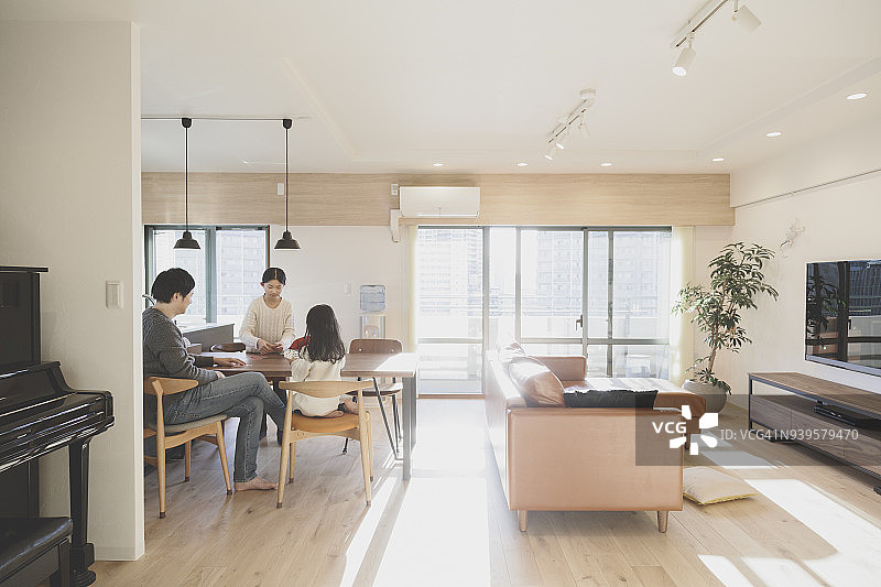 父女玩纸牌图片素材