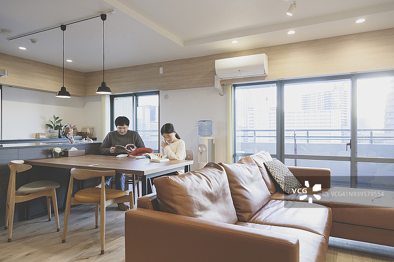 父女在家中放松图片素材