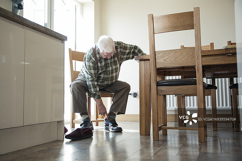 年长的男人穿鞋图片素材