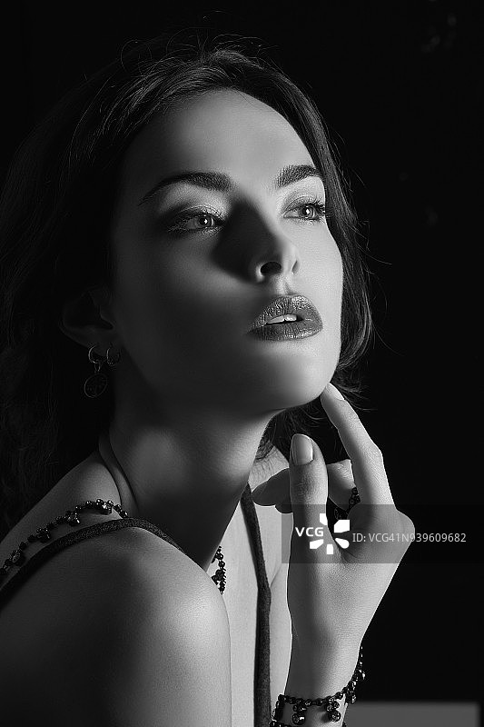 佩戴珠宝的红唇棕发女人图片素材