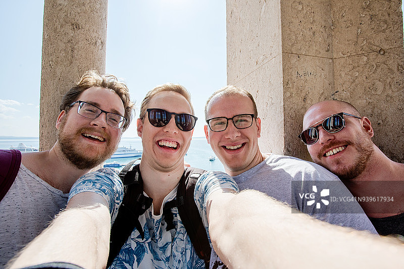 在克罗地亚圣多米努斯大教堂钟楼顶部的四个男人图片素材