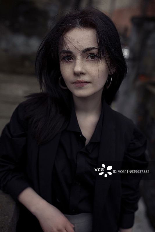 在城市人行道上行走的年轻女人图片素材