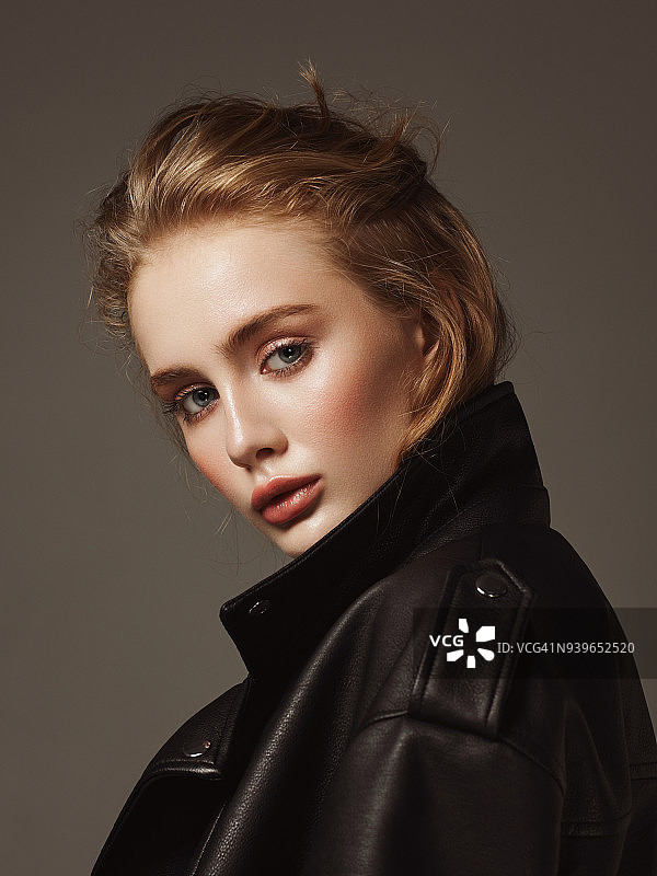 身穿皮夹克的年轻漂亮女人肖像图片素材