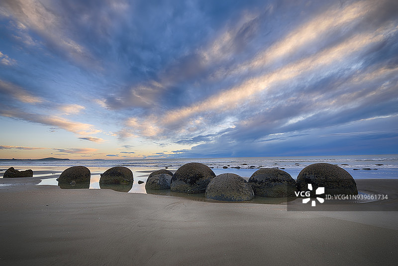 新西兰南岛奥塔哥海岸库科赫海滩上的摩拉基巨石与壮丽天空图片素材