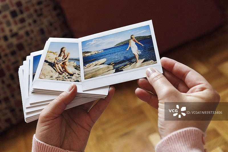 在家浏览度假照片（特写）图片素材