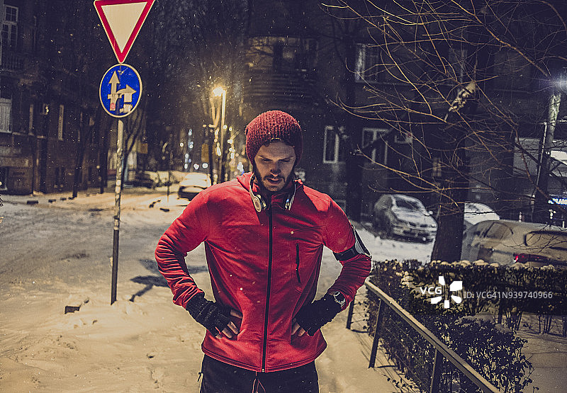 在下雪的夜晚锻炼的健壮男人图片素材
