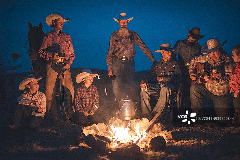 牛仔们围坐在篝火旁图片素材