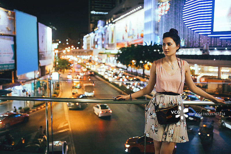 在泰国曼谷暹罗广场欣赏风景的游客女人图片素材