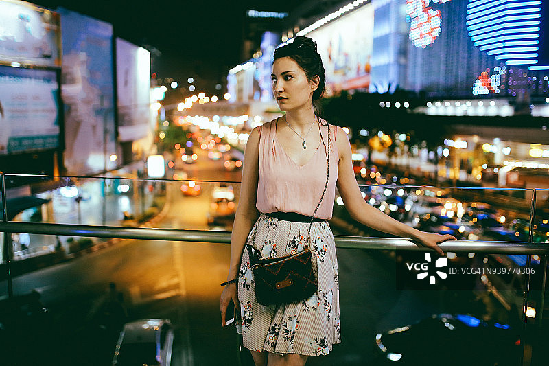 在泰国曼谷暹罗广场欣赏风景的游客女人图片素材