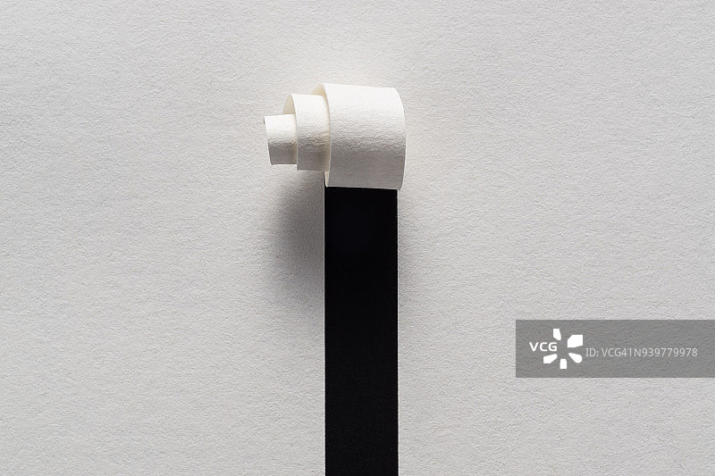 将纸切割成条状卷图片素材