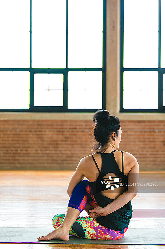 练习瑜伽的女人：脊柱扭转式图片素材