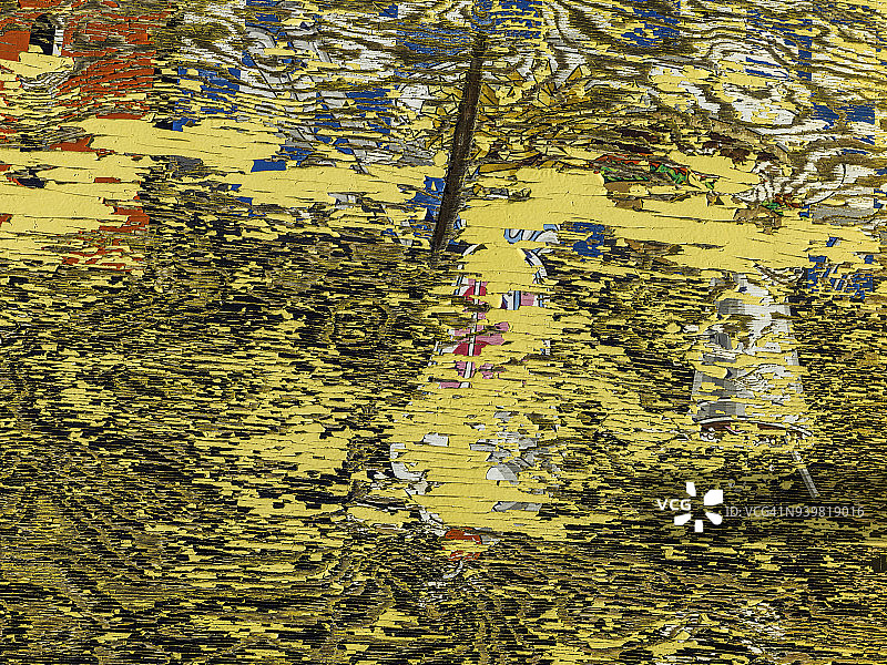 胶合板标志上开裂剥落的黄色油漆图片素材