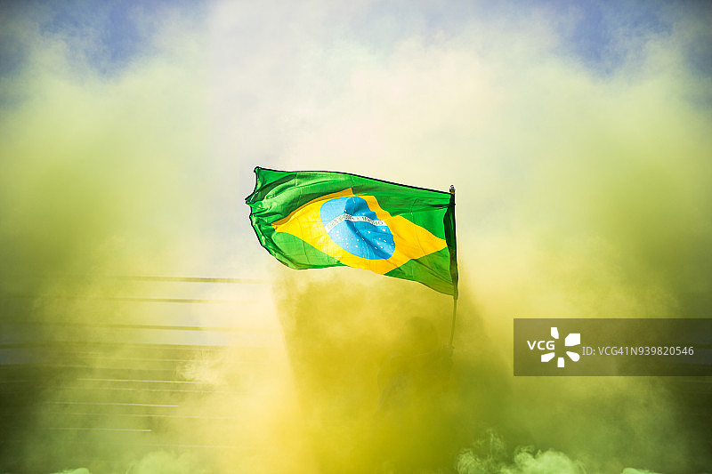 在世界足球联赛中观看比赛并支持球队的巴西球迷图片素材