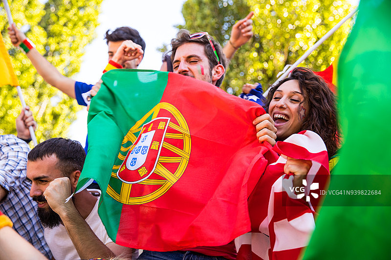 在世界杯足球联赛中观看和支持葡萄牙队的球迷图片素材
