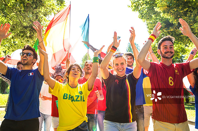 足球联赛期间聚集在体育场的不同球队球迷图片素材