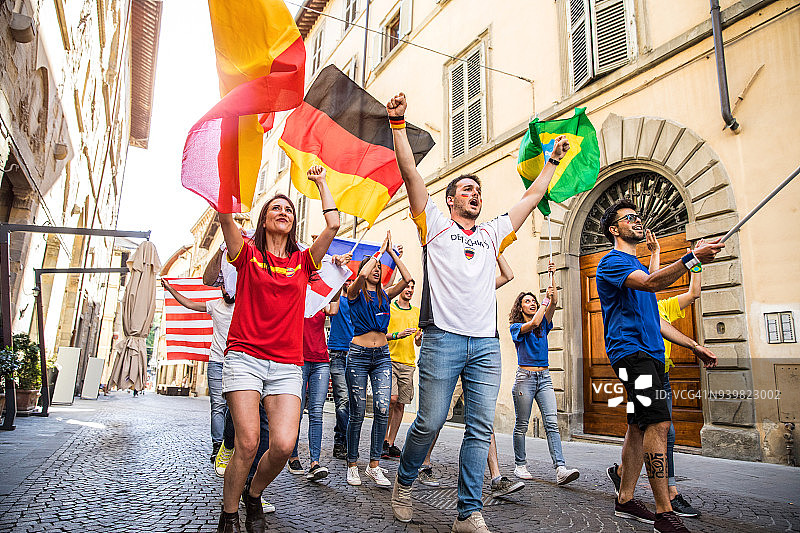 足球联赛期间聚集在体育场的不同球队球迷图片素材