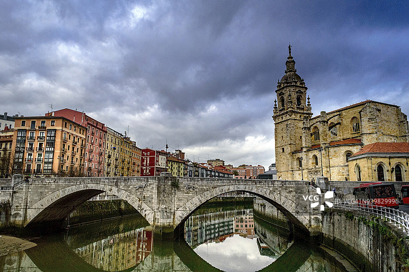 毕尔巴鄂的圣安东教堂和桥梁图片素材