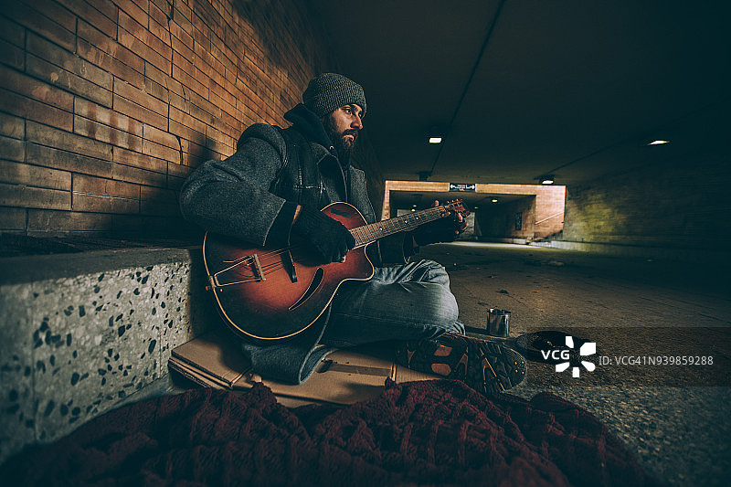 弹吉他的流浪汉图片素材