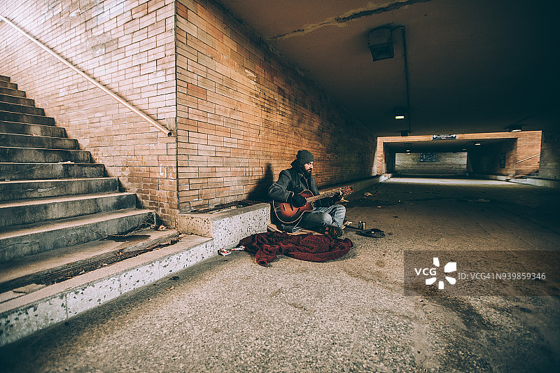 弹吉他的流浪汉图片素材