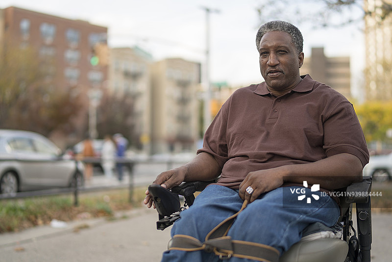 坐在轮椅上的乐观残疾黑人退伍军人图片素材
