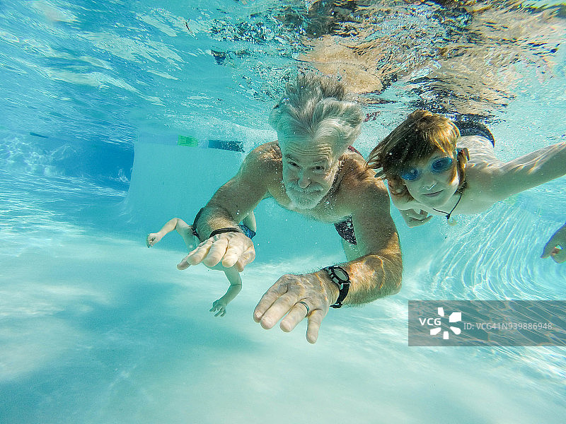 父子和祖父在水下游泳图片素材