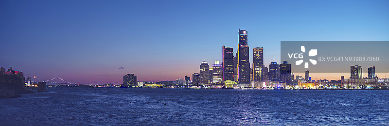 日落时分的底特律滨水区天际线图片素材