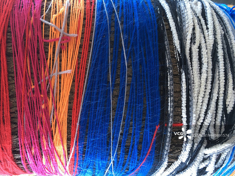 缠绕树木的彩色纱线图片素材