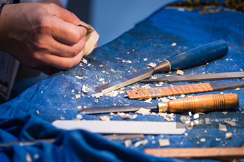 工匠雕刻小提琴图片素材