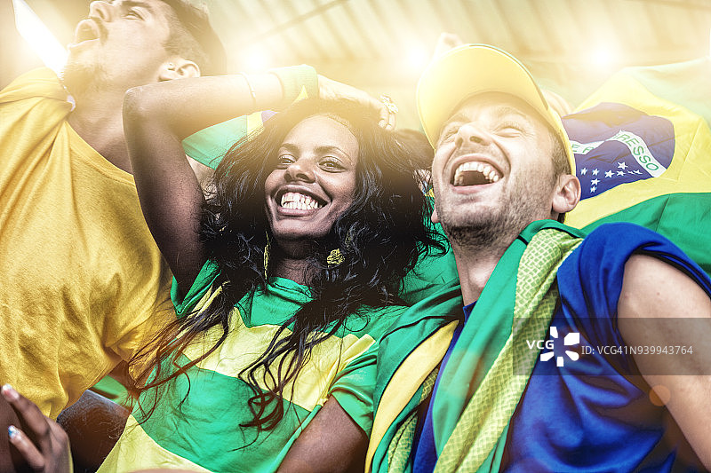 在世界足球联赛中观看比赛并支持球队的巴西球迷图片素材