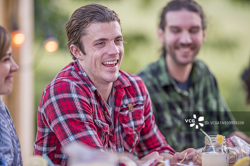 男子与朋友交谈图片素材