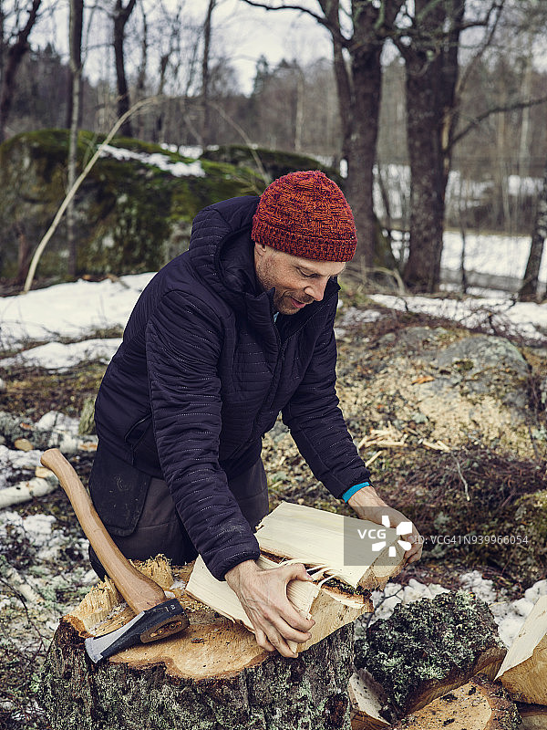 男人在户外劈柴图片素材