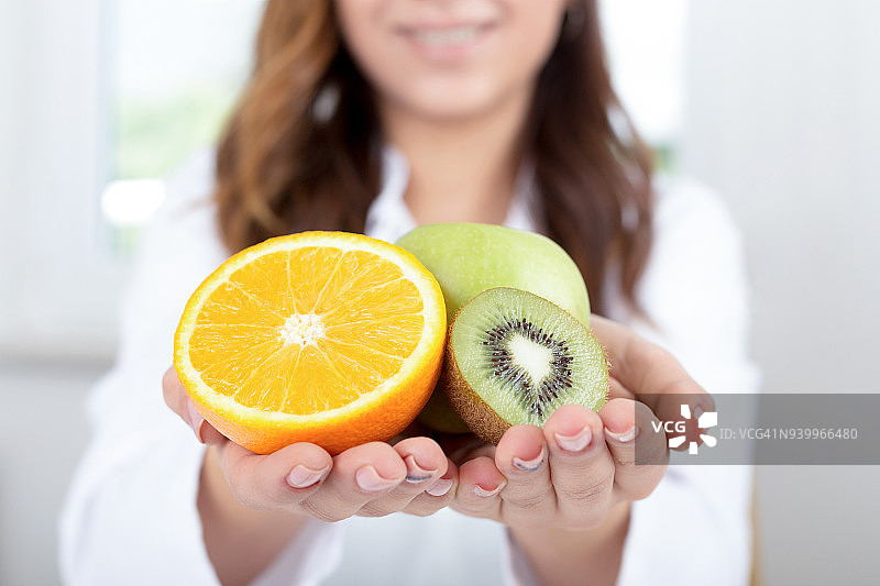 医生拿着一些水果图片素材