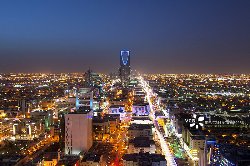 利雅得夜景：奥拉亚街地铁建设图片素材