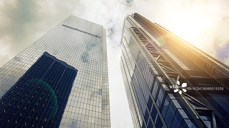 从下往上看：纽约市曼哈顿下城世贸中心的三号楼（右）和另一栋办公楼图片素材