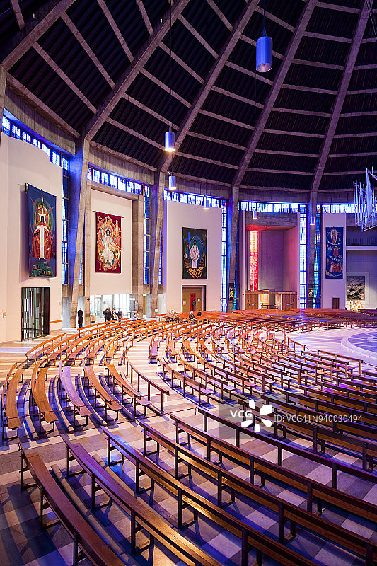 利物浦主教座堂内部的彩色照明图片素材