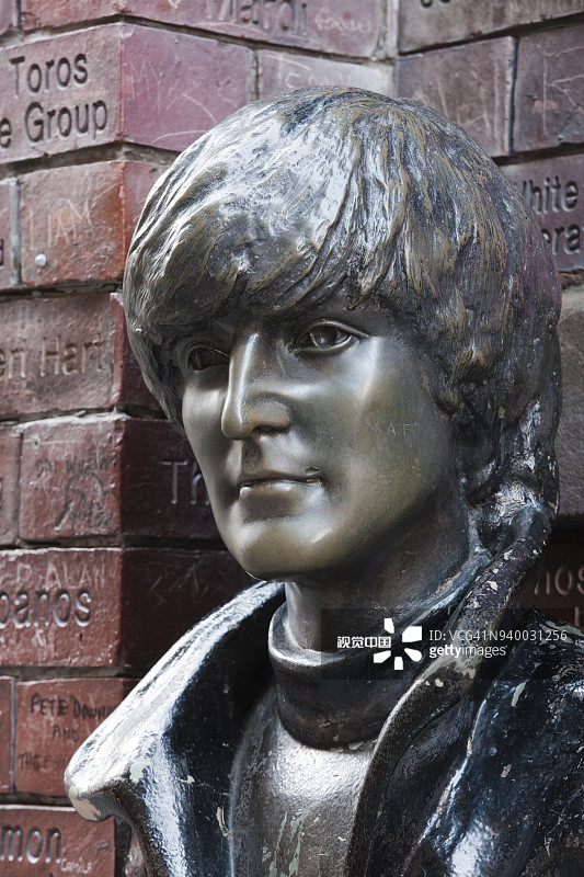 利物浦卡文俱乐部外的约翰·列侬雕像图片素材