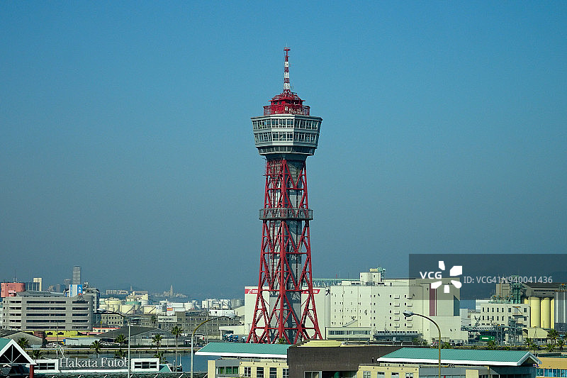 日本福冈市博多区蓝天下的博多港塔图片素材