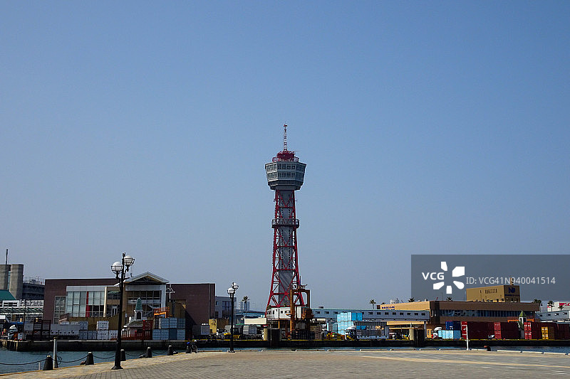 日本福冈市博多区蓝天下的博多港塔图片素材